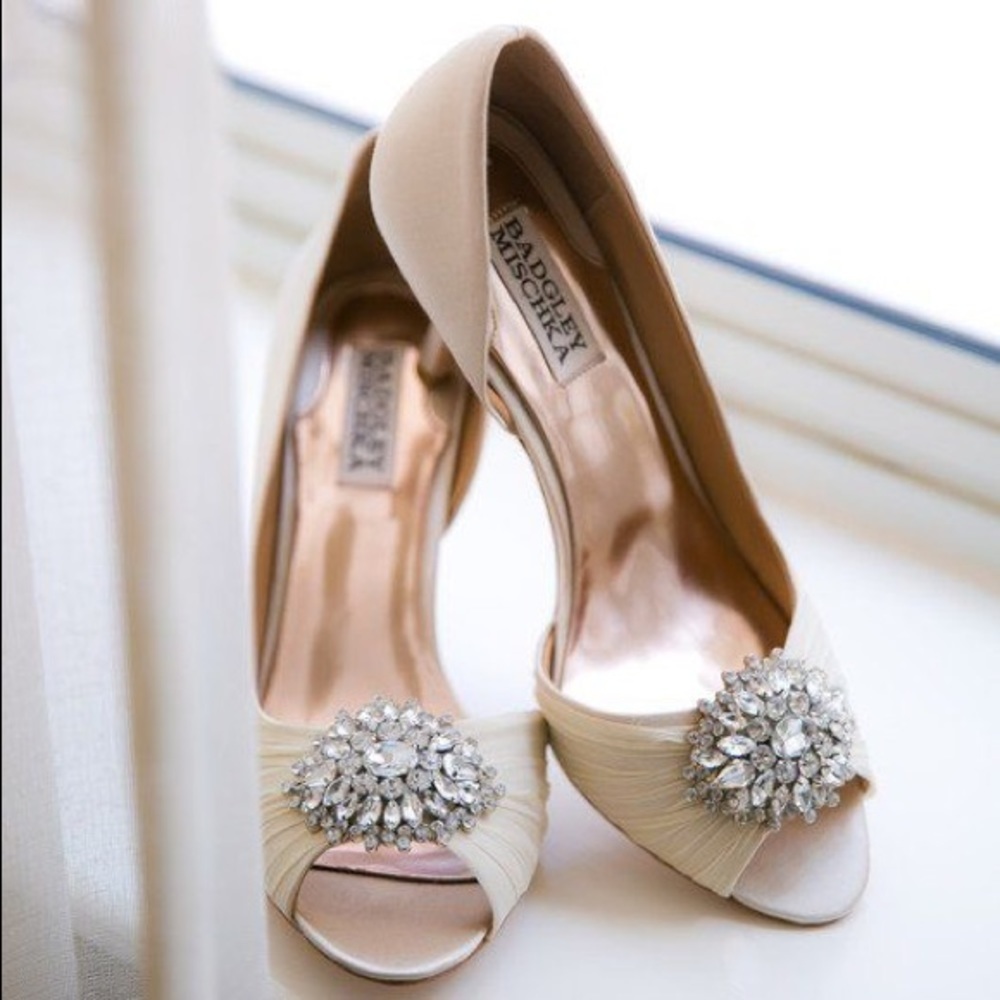 BADGLEY MISCHKA Pearson Pump vanilla satin wedding shoes w/ crystal brooch sz 9